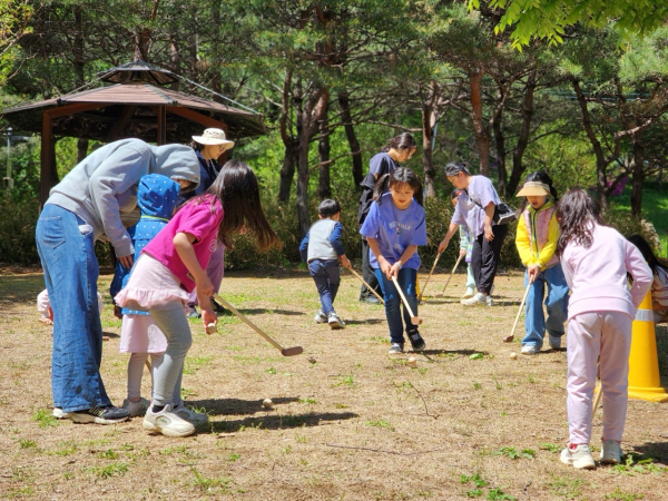 ‘따로, 또 같이 숲나들이’ 캠프 진행 모습