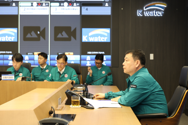 20일, 대전 본사 재난안전상황실에서 윤석대 한국수자원공사 사장(사진 오른쪽)이 재난대응 안전한국훈련을 주재하고 있다