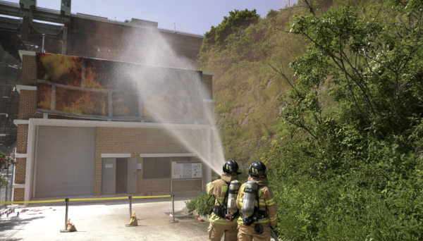 20일, 섬진강댐에서 열린 재난대응 안전한국훈련에서 소수력발전소 화재를 가정하고 긴급 진압에 나선 모습