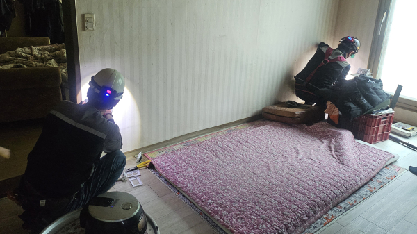 서산시가 무료 전기 안전점검을 통해 전기설비를 보수하는 모습