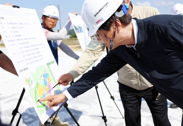 김형렬 행복청장(맨 앞)이 지난 20일 6-3생활권 조경공사 건설현장을 방문해 안전관리 현황을 점검하고 있다.