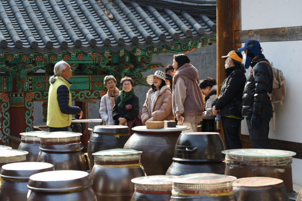 성지혜윰길 시범운영, 장곡사에서 참가자들이 설명을 듣고있는 모습