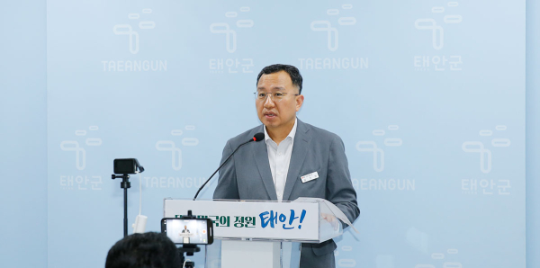 21일 군청 브리핑실에서 정례브리핑 중인 김기만 관광진흥과장.