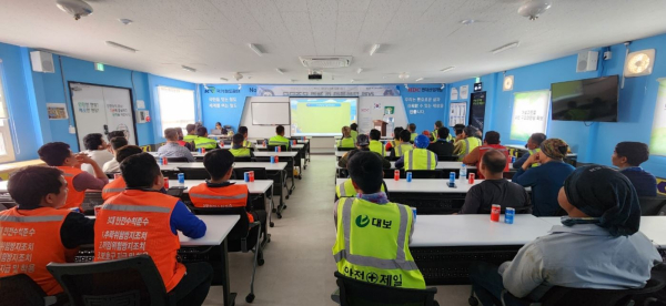 국가철도공단 수도권본부가 21일 인덕원~동탄 현장 사무실에서 외국인 근로자들을 대상으로 ‘마음 챙김’ 행사