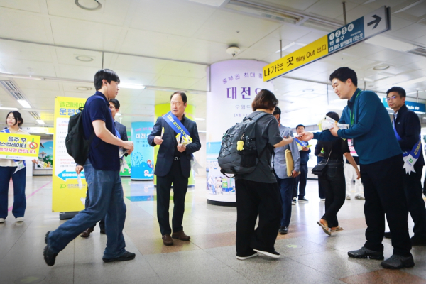 21일, 대전교통공사 대전역 대합실에서 연규양 사장 등 20여명의 임직원들이 에스컬레이터 안전사고 예방 캠페인