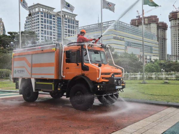 고성능산불진화차량 가동 모습