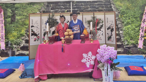 회혼례 주인공의 모습 왼쪽부터 김백자 여사, 박봉래 옹