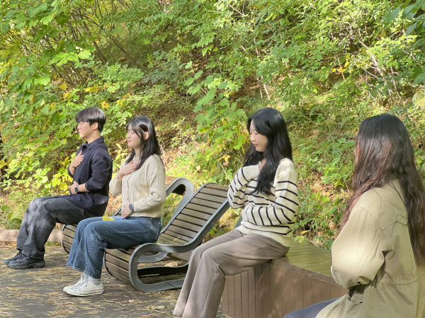 국립산림치유원을 찾은 고객들이 ‘숲속 활인심방’ 프로그램에 참여하고 있다.