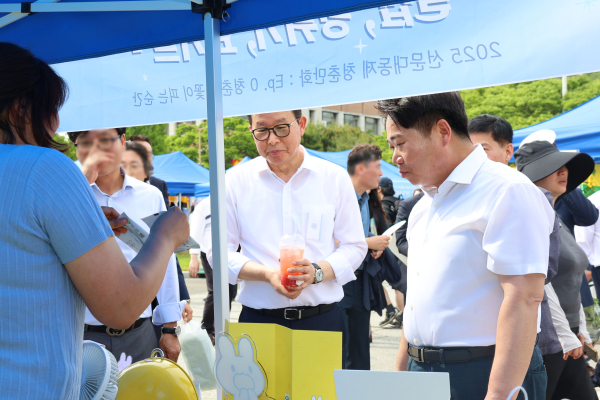 문성제 총장과 오세현 시장이 지역 농산물 체험 부스를 방문했다