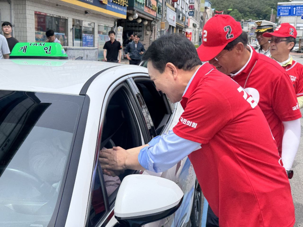 국민의힘 성일종 의원이 유권자들을 만나 김문수 후보 지지를 호소하고 있다.