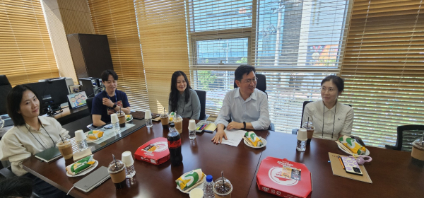 성창훈 사장이 타운 홀 미팅에 참석해 직원들과 진솔한 대화를 나누고 있다