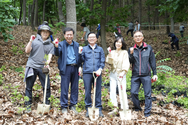 제80회 식목일을 기념해 노태산 근린공원에서 식목일 나무 심기 행사를 개최했다.