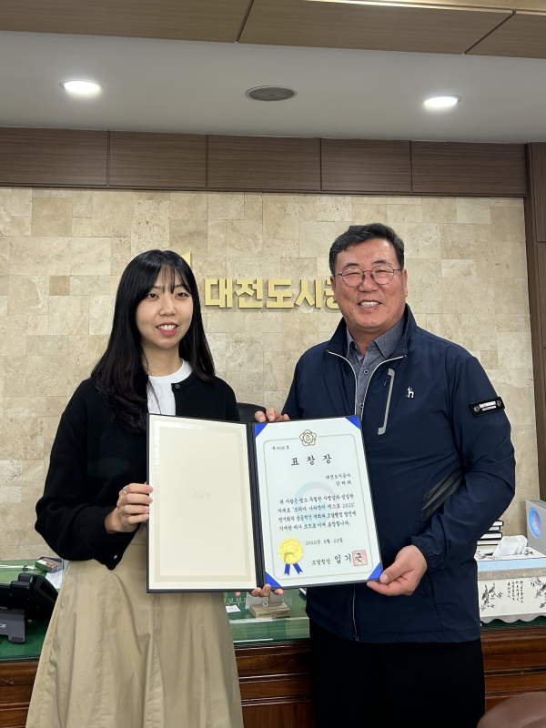 조달청장 표창 수상 / 좌측 경영지원처 강하리 대리 , 우측 정해교 경영본부장