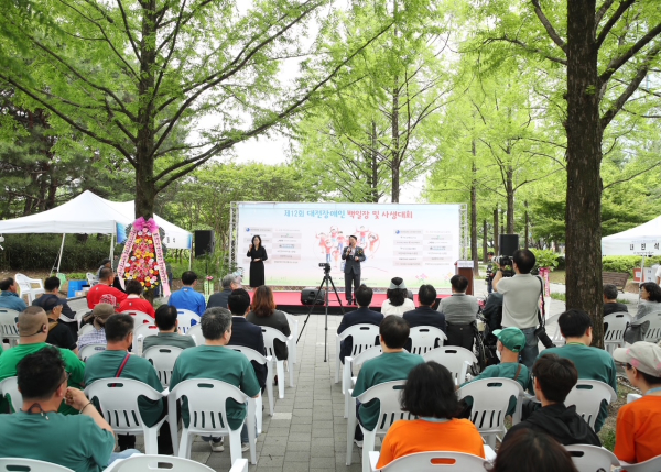 지난 22일, 둔산 샘머리공원에서 열린 제12회 대전 장애인 백일장 및 사생대회 현장 모습