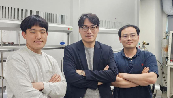 (순서대로)박성원 박사과정생(1저자), 조병기 교수(교신저자), 변재덕 박사(공동 1저자)