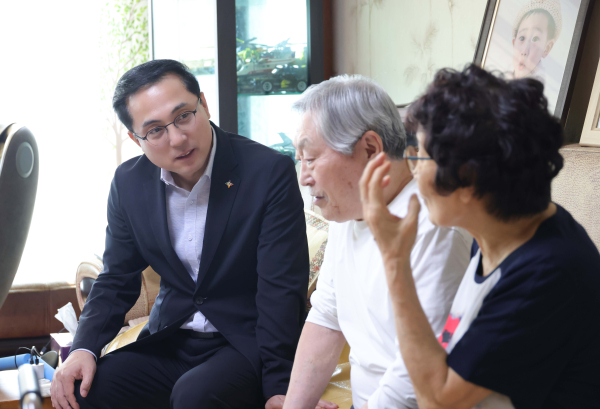 박희조 동구청장이 참전유공자인 오○○씨의 이야기를 경청하고 있다.