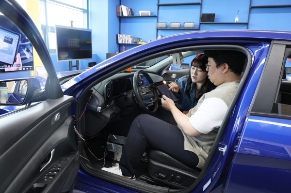 단국대 연구팀은 차량에 저장된 개인정보를 안전하게 삭제할 수 있도록 개발한 솔루션 ‘자동차 개인정보 삭제 프로그램(ACAT Privacy)’을 시연하고 있다.