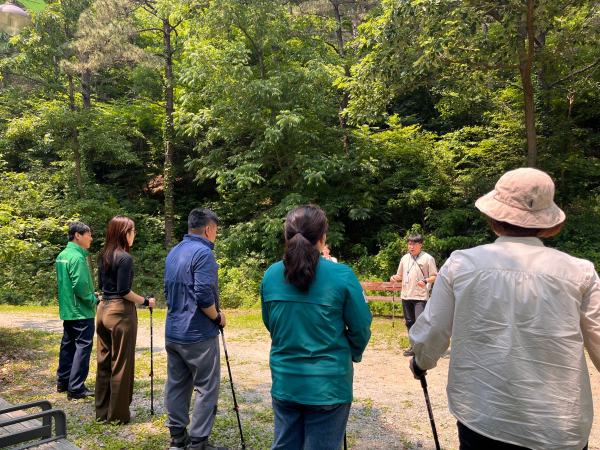 28일 국립예산치유의숲에서 산림청과 한국산림복지진흥원은 국민 건강 증진을 위한 산림치유 프로그램 현장을 점검하고 있다. 한국산림복지진흥원 제공