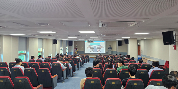 한국도로교통공단의 교수를 초빙하여  교육 진행 모습