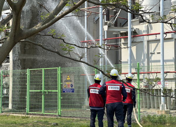 29일 태안발전본부에서 ‘2025년 재난대응 안전한국훈련’을 진행했다. 사진은 발전소 화재 상황을 가정한 훈련 장면
