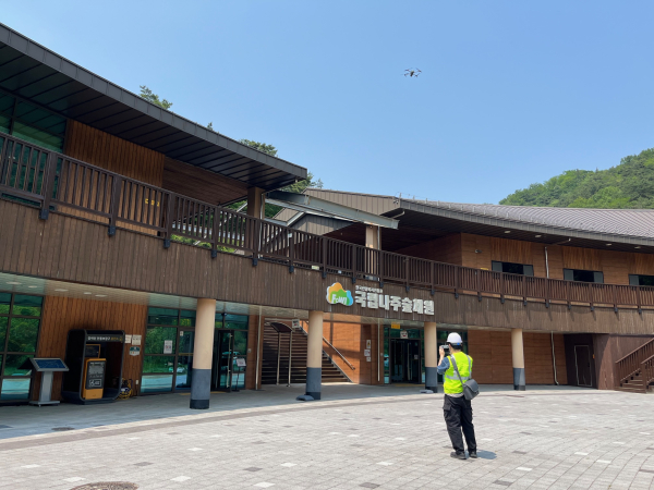 지난 28일 진흥원 합동 점검반원이 국립나주숲체원에서 드론을 활용하여 접근이 어려운 건축물 지붕부를 점검하고 있다