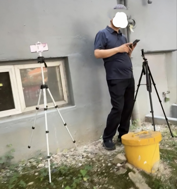 대전 서구 갈마1동 사전투표소 인근에 카메라가 설치된 모습.(사진=민주당 대전시당 제공)