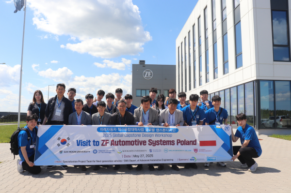 ZF 폴란드 공장 견학 기념 촬을 했다