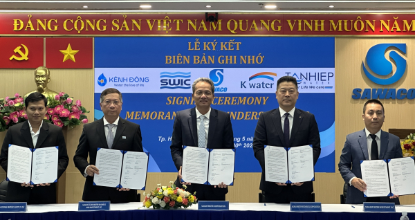 30일 베트남 호찌민시 사이공수도공사(SAWACO) 본사에서 호찌민시 상수도 공기업인 사이공수도공사 및 계열사들과 함께 상수도 사업 협력 및 디지털 물관리 기술 교류 등을 위한 업무협약을 체결했다. (사진 왼쪽 세 번째 응우옌 반 당(Nguyen Van Dang) 사이공수도공사 부사장, 네 번째 한성용 한국수자원공사 글로벌사업본부장)