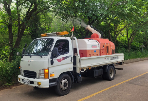 서산시가 지곡면 일원에서 산림병해충 방제를 실시하는 모습