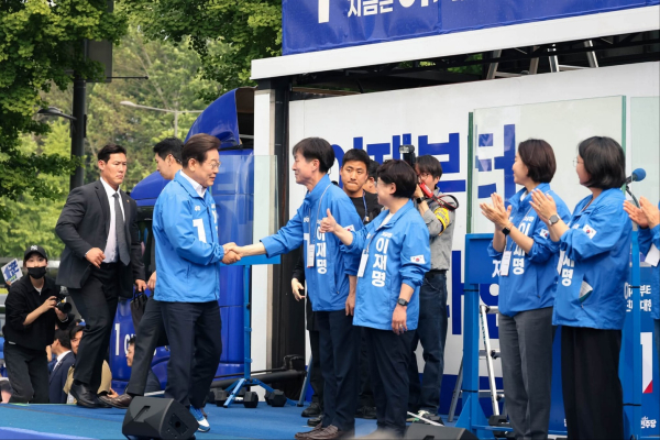 이재명 대통령 당선인이 한창민 선대위원장과 악수하고 있다.