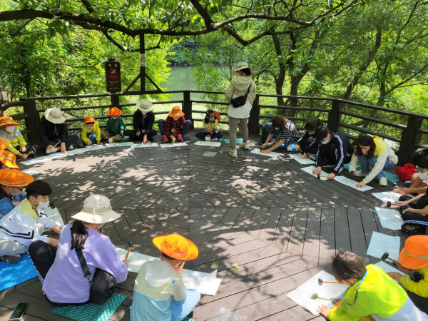 국립칠곡숲체원(경북 칠곡군 석적읍)에서 특수교육 대상 청소년들이 숲에서 자연물을 활용해 손수건을 물들이고 있다.