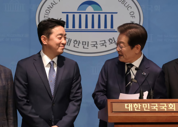 더불어민주당 이재명 예비후보(오른쪽)와 강훈식 국회의원./강훈식 의원 페이스북