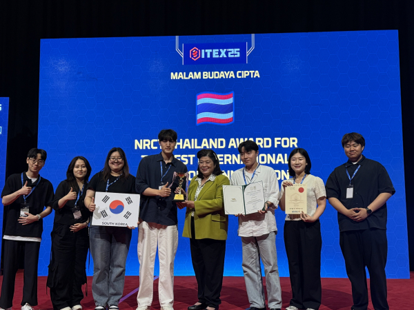 Hero Ring 팀이 금상과 함께 태국 국가연구위원회(NRCT)로 부터 특별상 수상