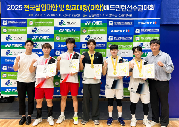 수상의 영예를 안은 선수들과 팀 관계자들이 기념 촬영.(왼쪽 부터 김휘태코치, 김민건 , 김민상, 강건희, 김동해, 곽희창, 서원식 감독)