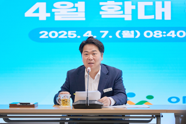 오세현 아산시장이 지난 4월 7일 열린 확대간부회의에서 ‘깨깔산멋 3.0’ 추진을 지시하는 모습.