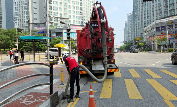 둔포이지더원1단지 빗물받이 보수작업 모습.