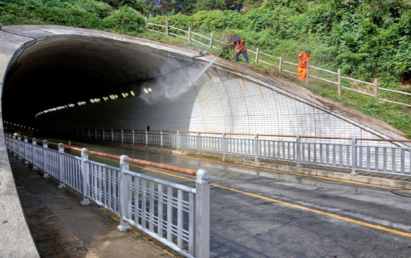신정호수 공원의 주요 관문인 남산터널을 청소하는 모습.