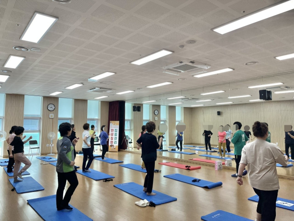 만성질환 집중 관리 프로그램에 참여한 주민들이 운동 교육을 받고 있다.