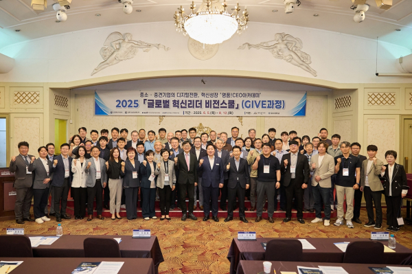 5일 온양관광호텔 다이아몬드홀에서 ‘명품! CEO 아카데미 입교식’ 개최 단체사진