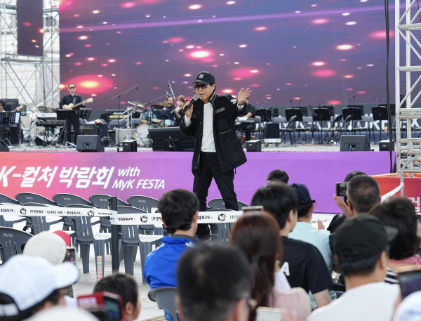 2025 천안 K-컬처박람회에서 쎄시봉콘서트에서 조영남 가수