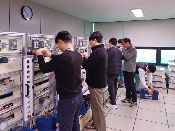 한국기술교육대학교가‘지역산업맞춤형 인력양성교육’의 일환으로 운영 중인 ‘자동화설비기반 전장제어’교육 장면