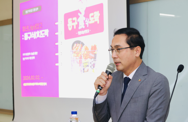 박희조 동구청장이 배재대학교 특강에서 청년들과 소통하고 있는 모습