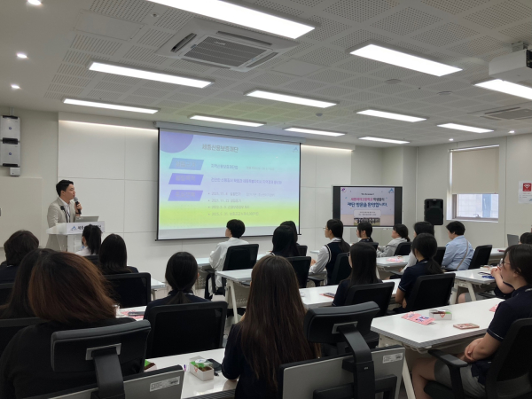 고교생 진로탐색 기업탐방 프로그램 진행 모습