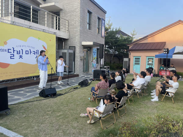 지난 2024년 한달살기 참가자들의 지역 행사 공연 모습