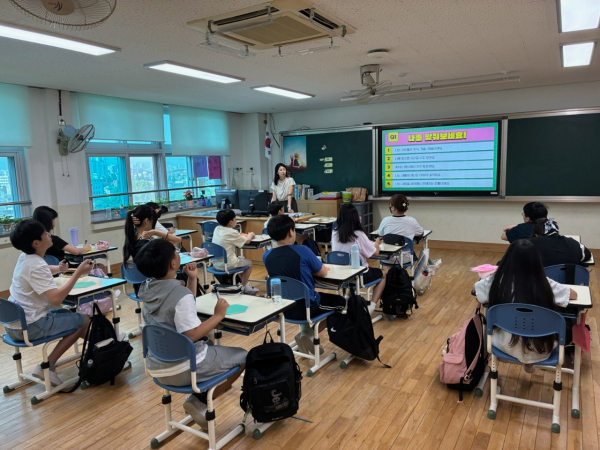 ‘대덕 어린이 문화유산 돌봄이’ 프로그램에 참여한 학생들이 문화유산 돌봄 전문가의 수업을 듣고 있다