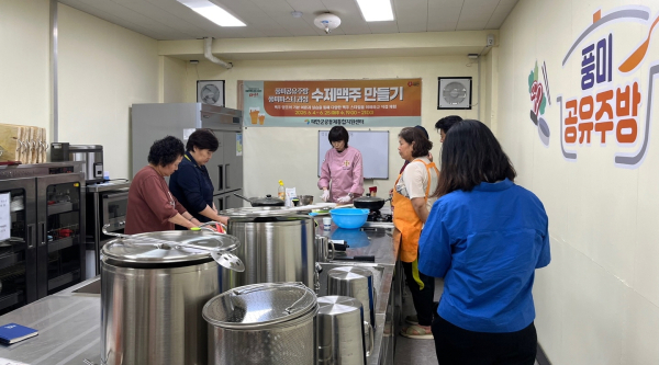 지난 10일 태안동부시장 내 ‘풍미 공유주방’에서 진행된 요리 강의 모습.