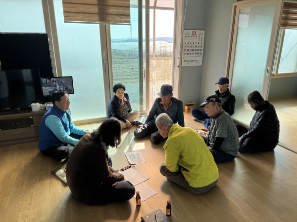 군 관계자가 마을 주민 대상으로 지명 조사를 하는 모습