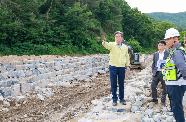 지난 10일 정용래 유성구청장이 성북천 사업장에서 현장 점검을 하고 있다.