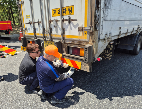 화물차 후부 반사지 부착