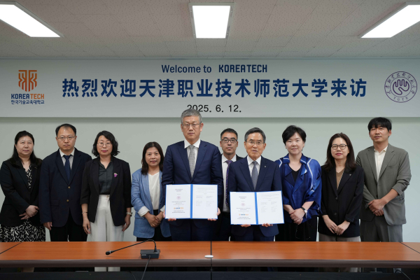 한국기술교육대학교와 중국 천진직업기술사범대학이 12일 한국기술교육대 대학본부 중회의실에서 학술교류협정을 갱신 체결했다.